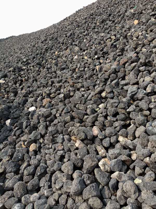 黑色火山石矿山