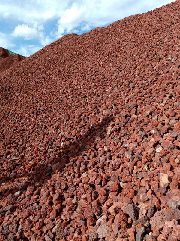 红色火山石矿山